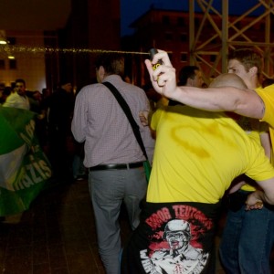 Reizgasattacke durch Nazis vor dem Dortmunder Rathaus: Grüne bringen sich hinter einem Transparent in Sicherheit. (Foto: Alexander Völkel)
