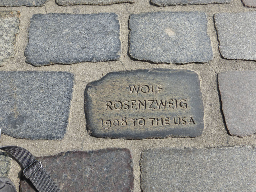 Stolpersteine erinnern an die Auswanderer in die Neue Welt.