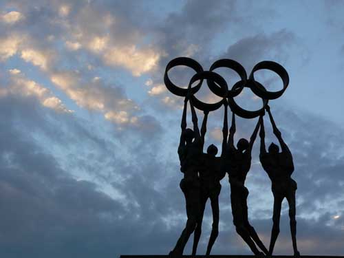 Olympische Ringe Skulptur vor dem IOC