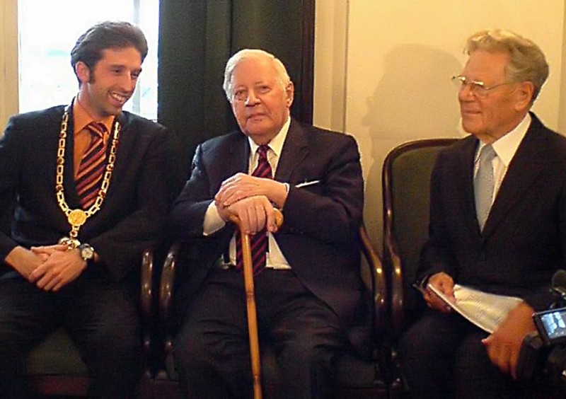 Helmut Schmidt (Mitte) vor seiner Weltethos-Rede in Tübingen zusammen mit Hans Küng (rechts) und Boris Palmer (links), 2007