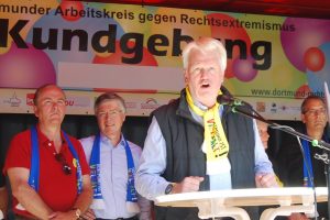 Ullrich Sierau (60) ist seit 2009 Oberbürgermeister der Stadt Dortmund. Zuvor war der in Halle (Saale) geborene SPD-Politiker mehrere Jahre Umwelt- und Planungsdezernent, später Stadtdirektor in Dortmund. Der Diplom-Ingenieur für Raumplanung ist verheiratet und hat drei Kinder. Die Auseinandersetzung mit den in Dortmund sehr aktiven Nazis ist für ihn „Chefsache“: Seit Jahren nimmt er regelmäßig als einer der Hauptredner an den Veranstaltungen des Arbeitskreises gegen Rechtsextremismus teil, hier bei der Demonstration am 4. Juni 2016.