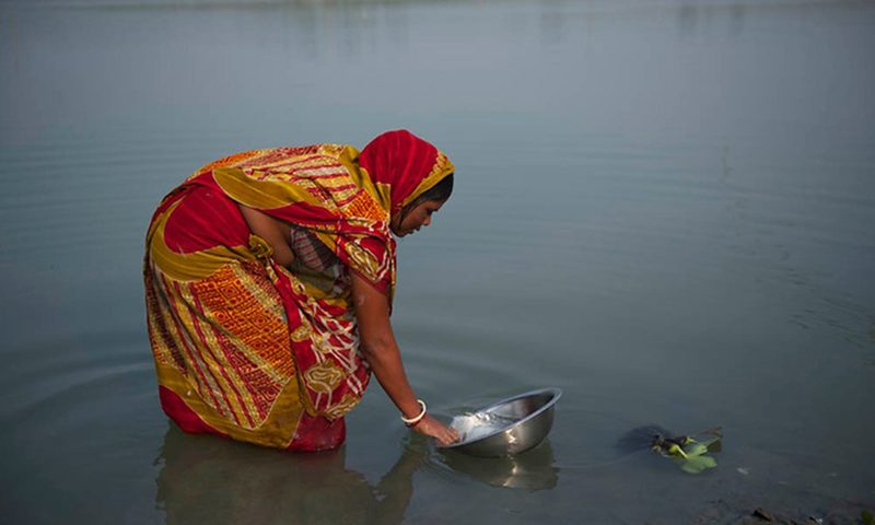 Wasserentnahme aus einem See in Indien