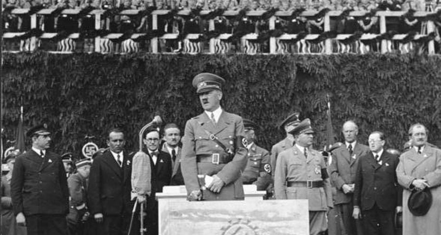 Die Grundsteiunlegung durch Adolf Hitler für das spätere VW Werk Wolfsburg