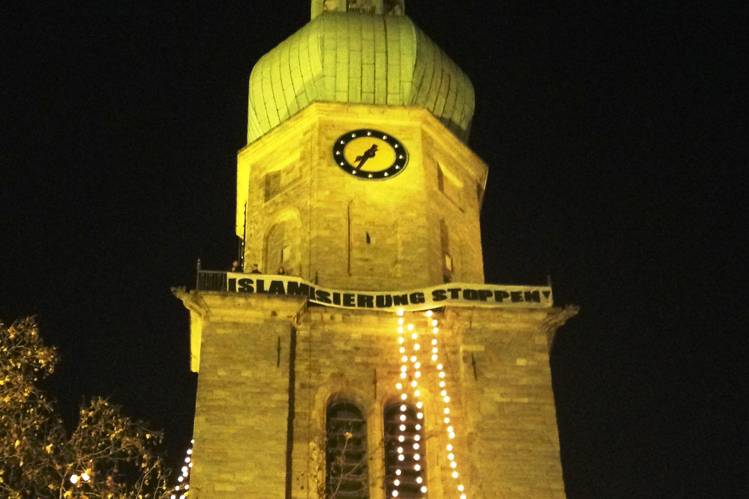 Fremdenfeindliches Nazi-Transparent