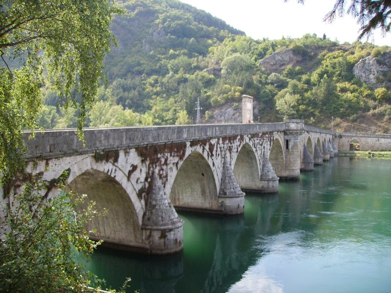 Drina-Brücke Visegrad, Bildquelle: Wikipedia, Julian Nitzsche, CC-BY-SA 3.0