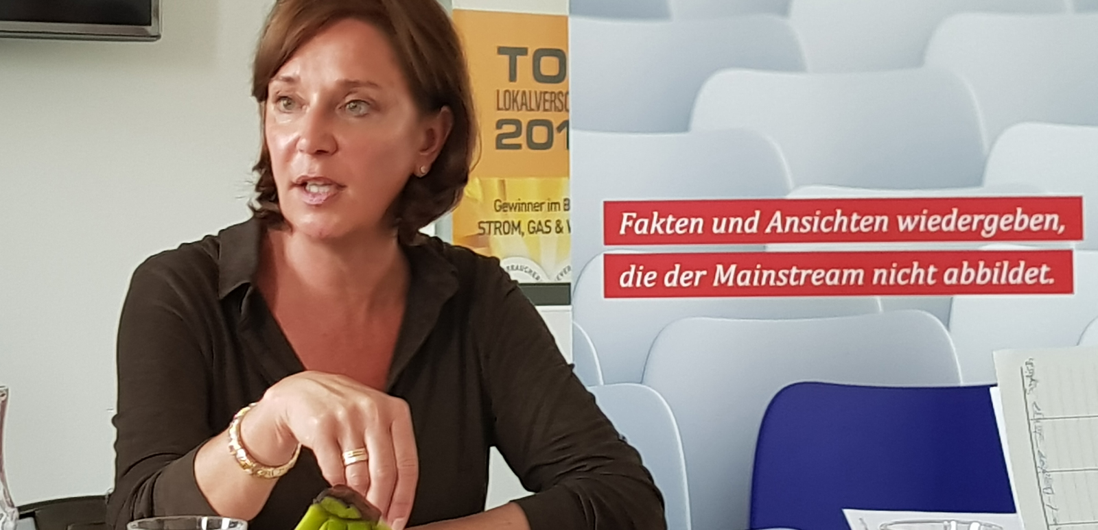 Yvonne Gebauer beim Redaktionsgespräch