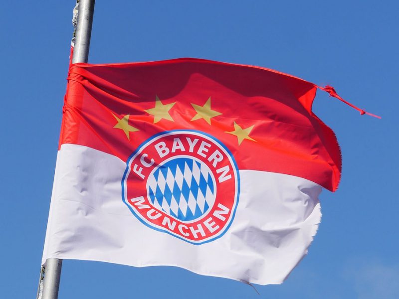 Vereinfahne FC Bayern zerzaust