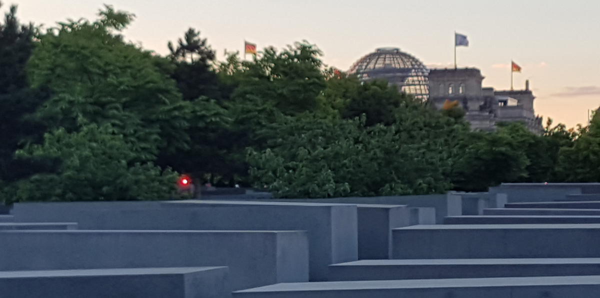 Mahn- und Gedenkstätte mit Reichstag