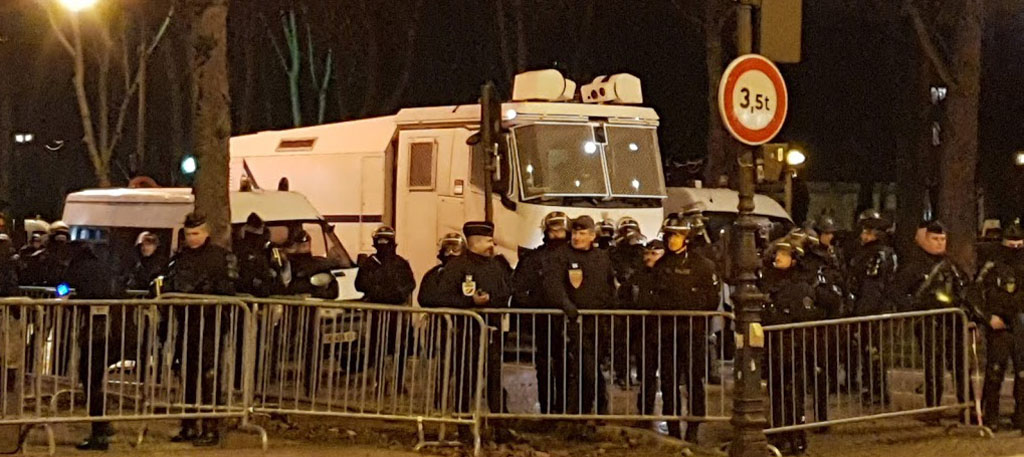 Polizei auf der Champs Elysees