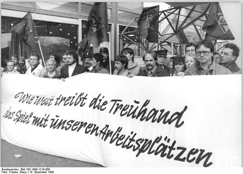 Stahlarbeiter protestieren 1990 vor dem Gebäude der Treuhand