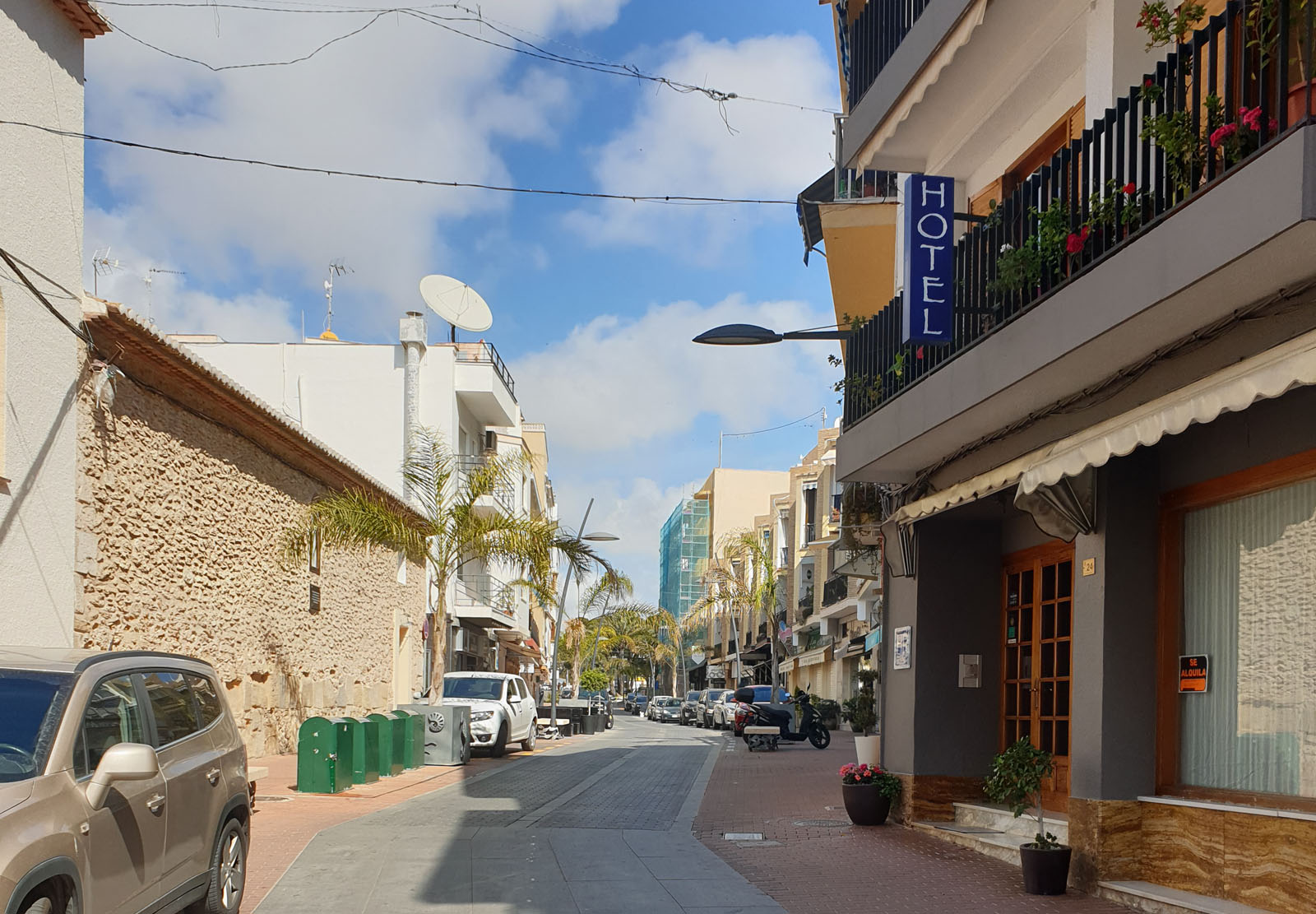 Spanien - menschenleere Straße in der Sonne