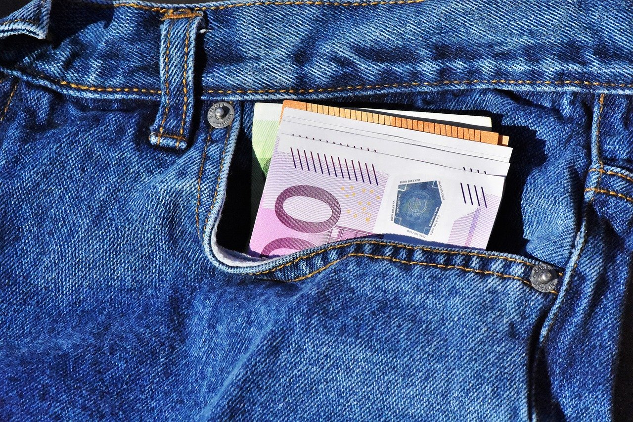 Geld in die Tasche stecken
