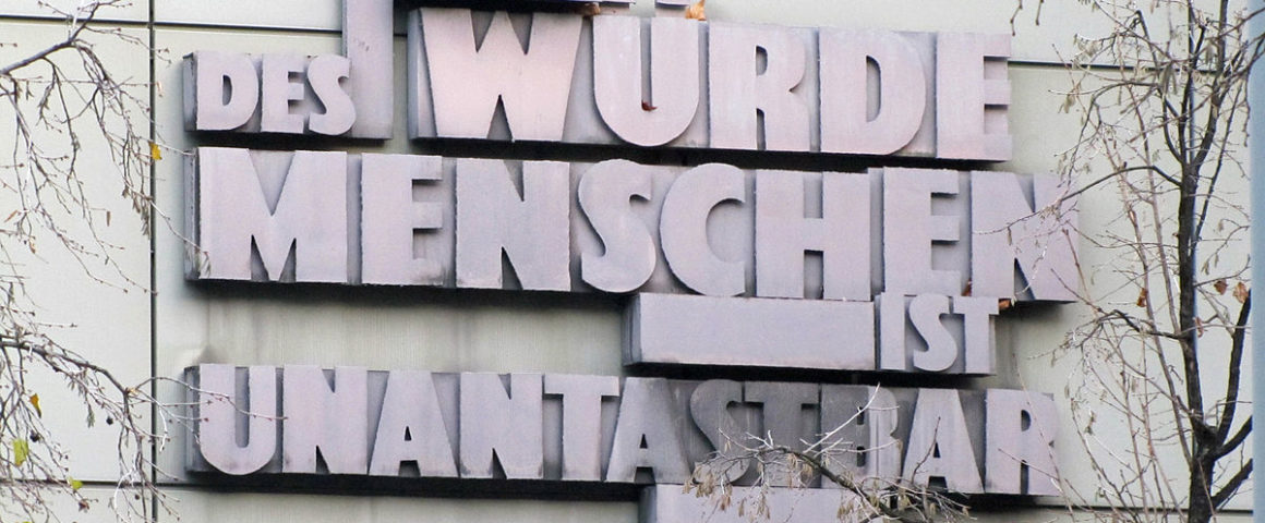 Menschenwürde - Fassade Landgericht Frankfurt
