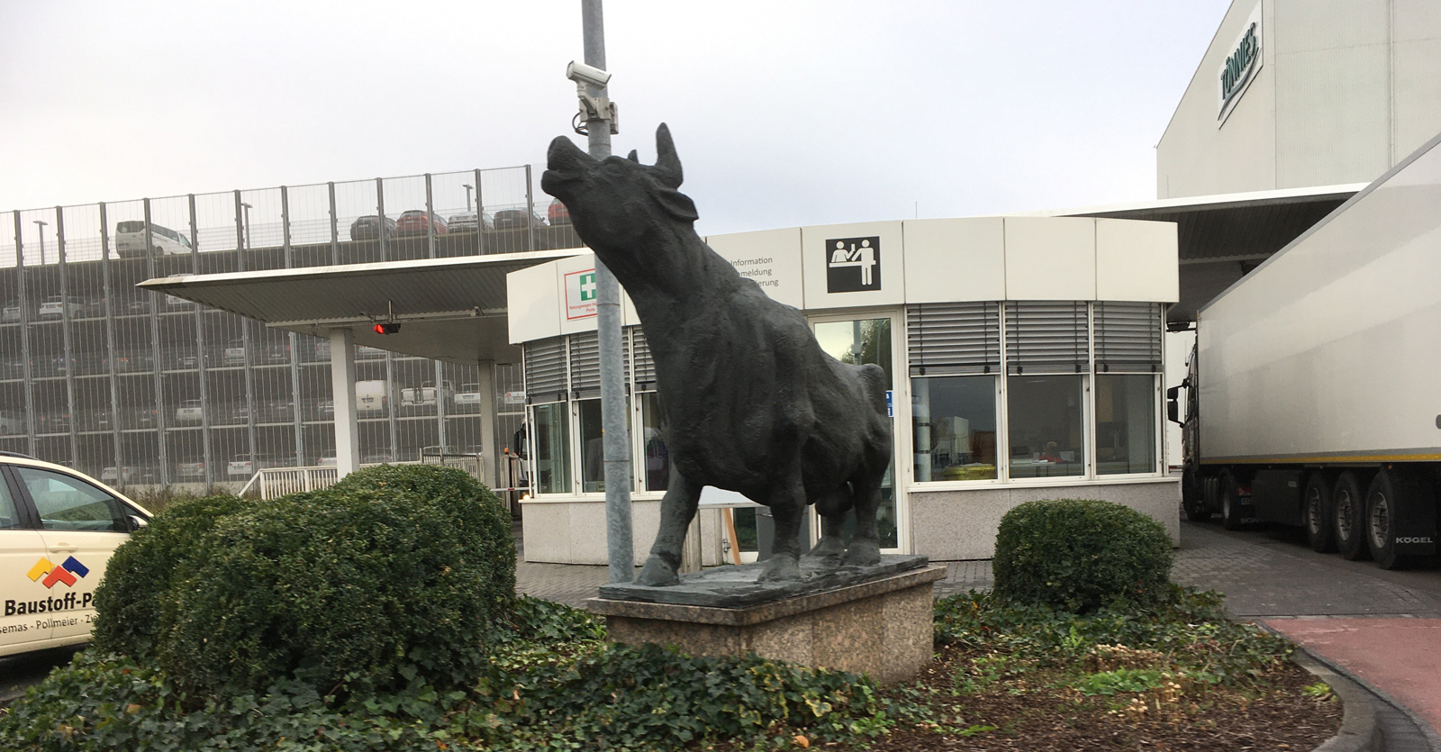 Blick auf Eingang zur Tönnies-Fleischfabrik in Rheda-Wiedenbrück