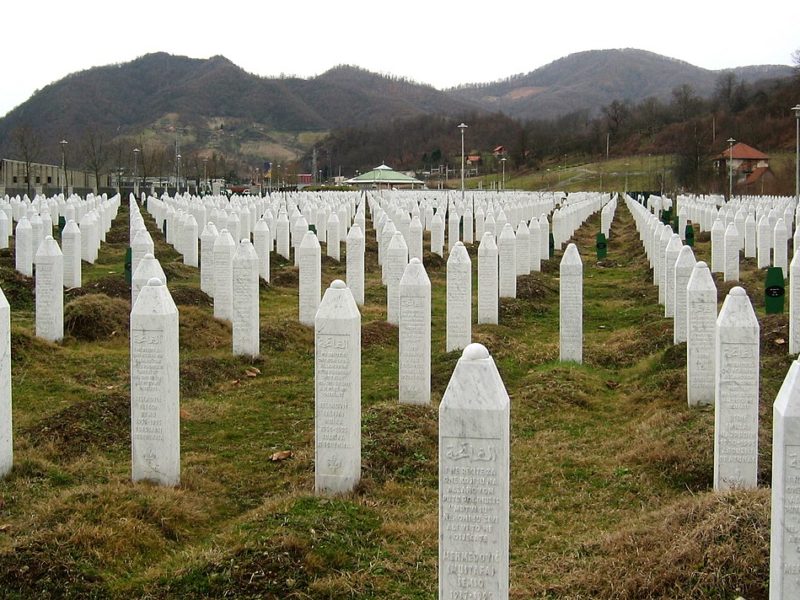 Grabsteine ​​des Massakers von Srebrenica