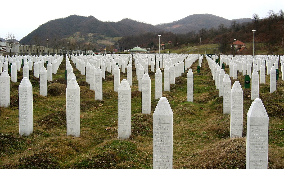 Grabsteine ​​des Massakers von Srebrenica