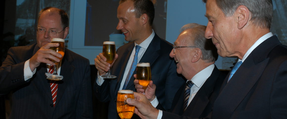 Wolfgang Clement mit Bier und politischen Wegbegleitern