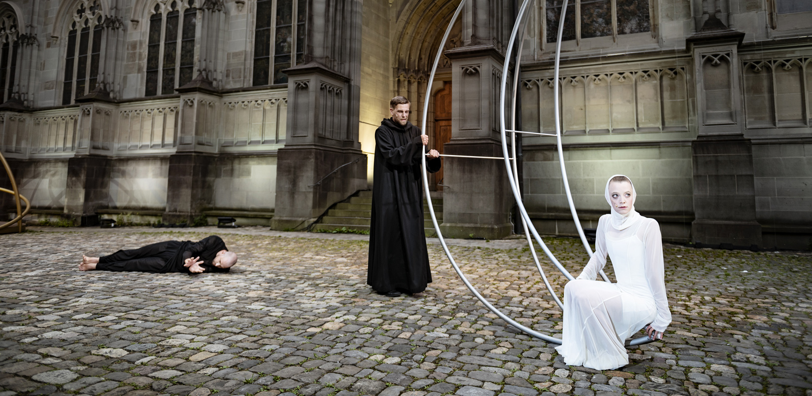 Reflexionen aus dem beschädigten Leben – „Hermann der Krumme oder Die Erde ist rund“