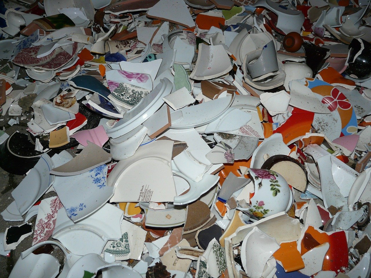 Zerschlagenes Geschirr