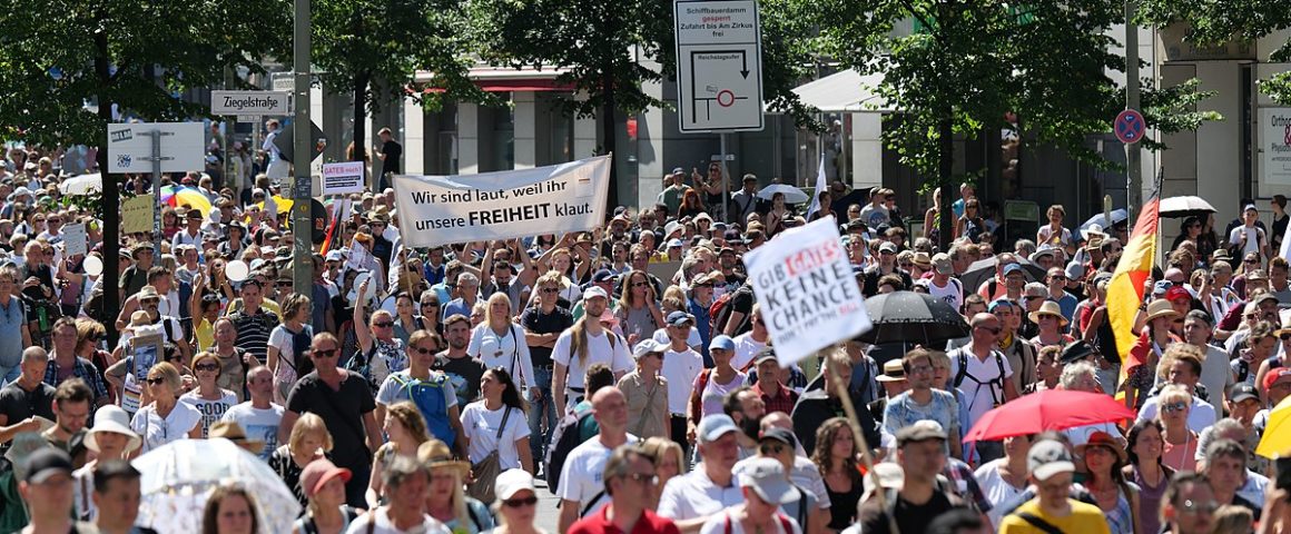 Verschwörungstheoretiker und Rechtsextremisten demonstrieren in Berlin