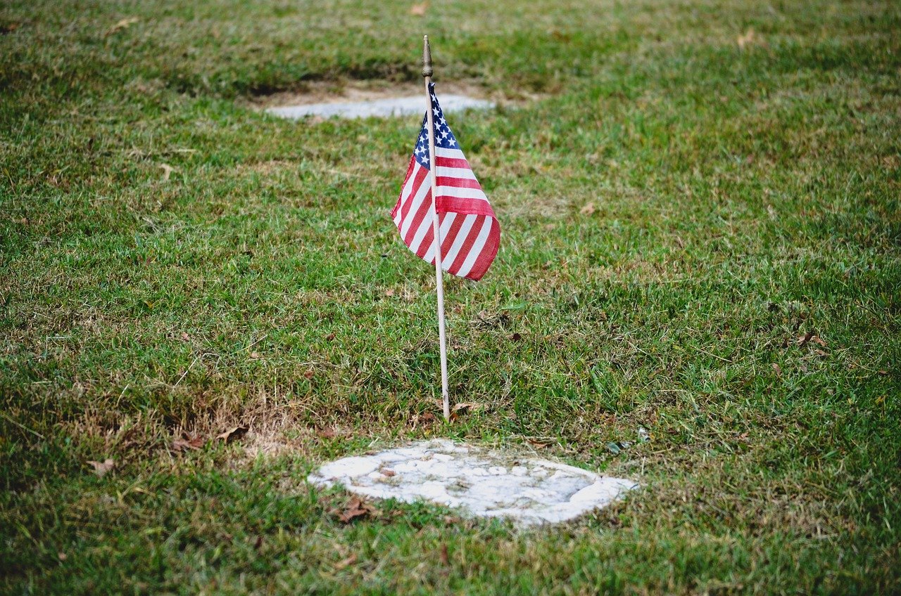 US-Flagge auf Friedhof