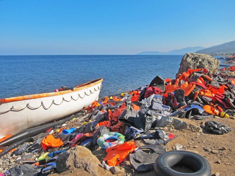 Flüchtlingsboot und Schwimmwesten an Griechenlands Küste