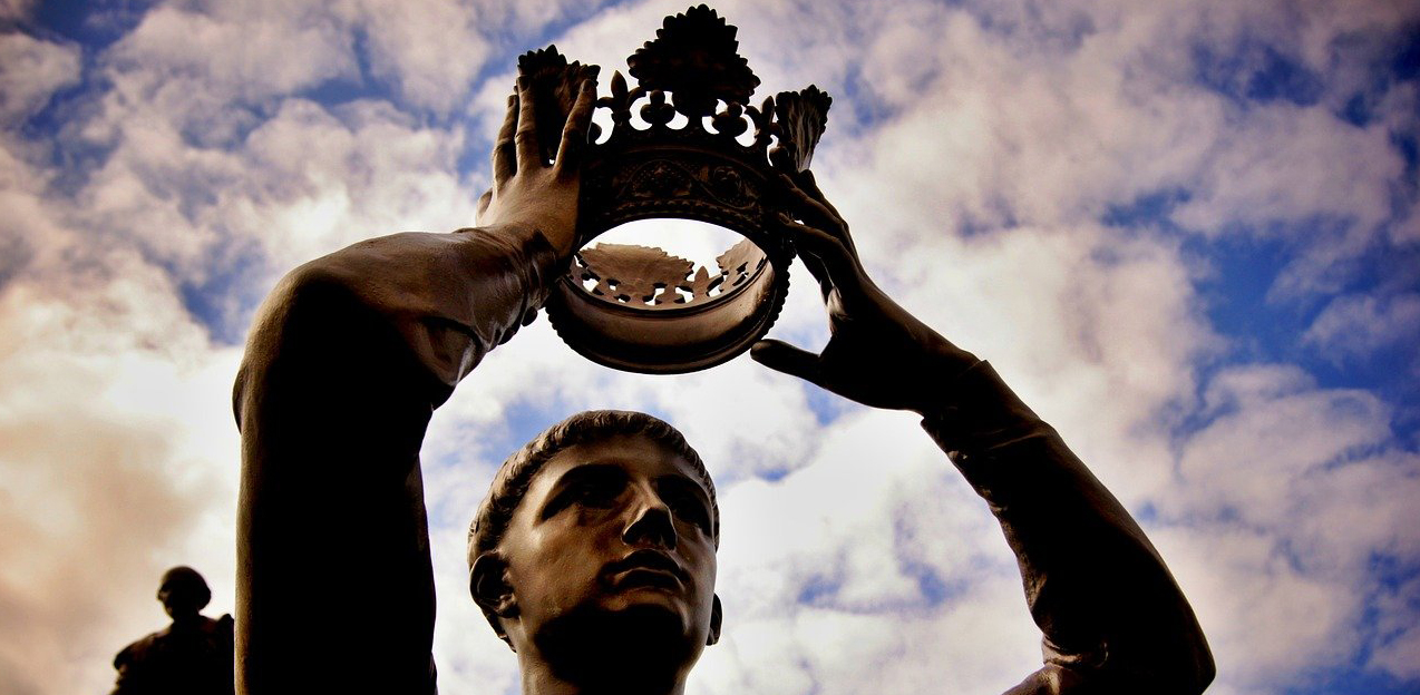 Statue - Selbstkrönung