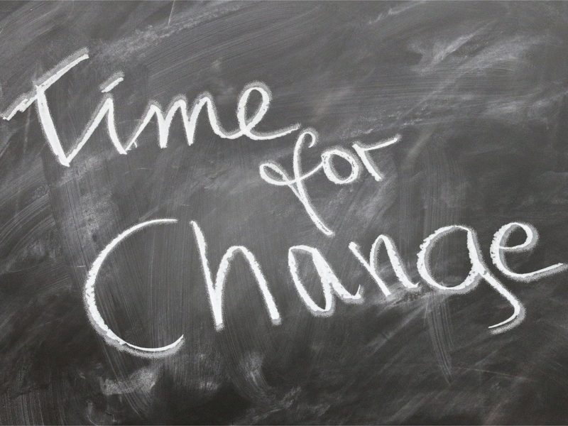 Schultafel mit Slogan "Time for Change"