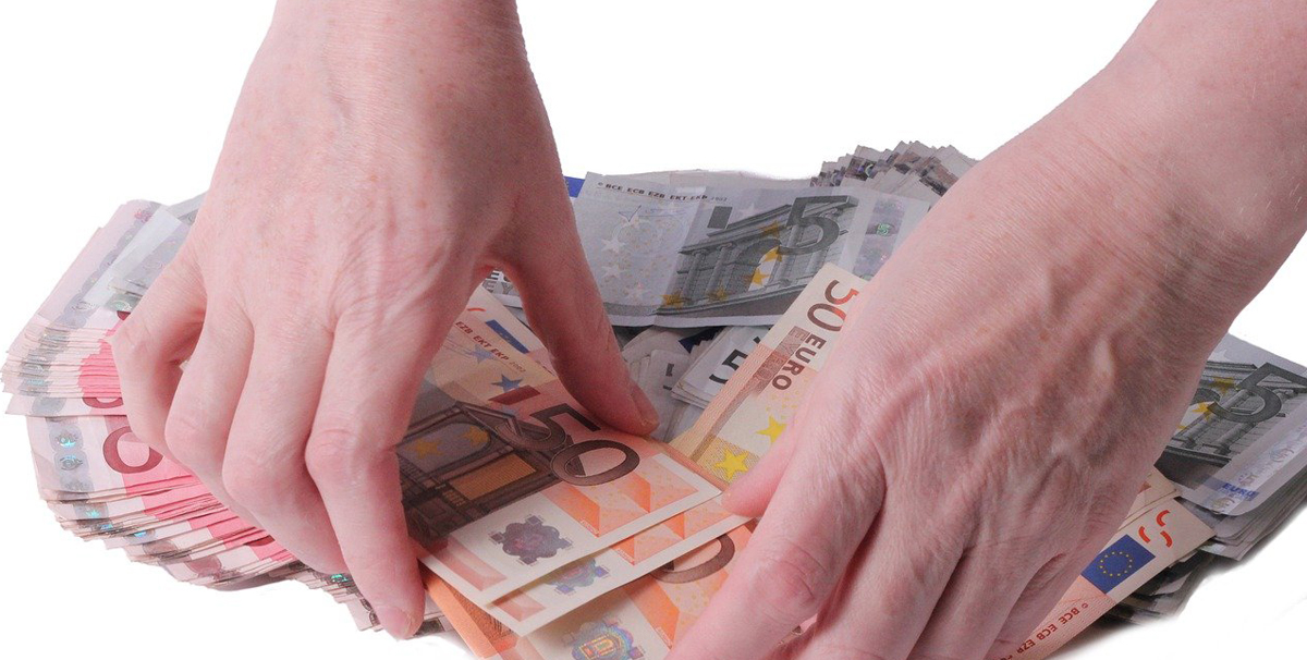 Hände greifen nach Geld