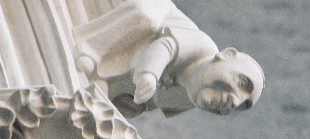 Paps Franziskus Figur am Kölner Dom