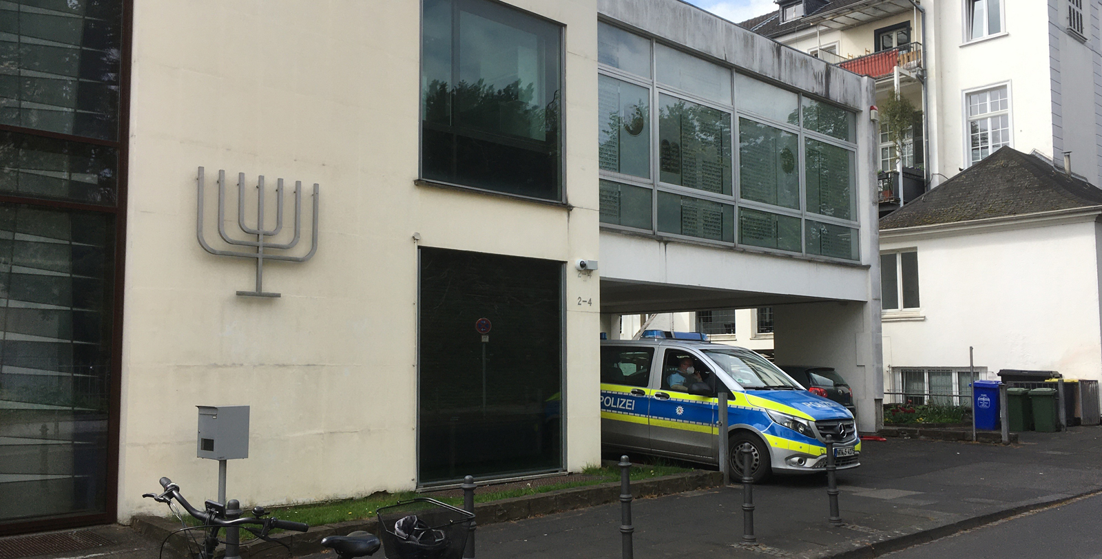 Polizeiwagen neben der Synagoge Bonn