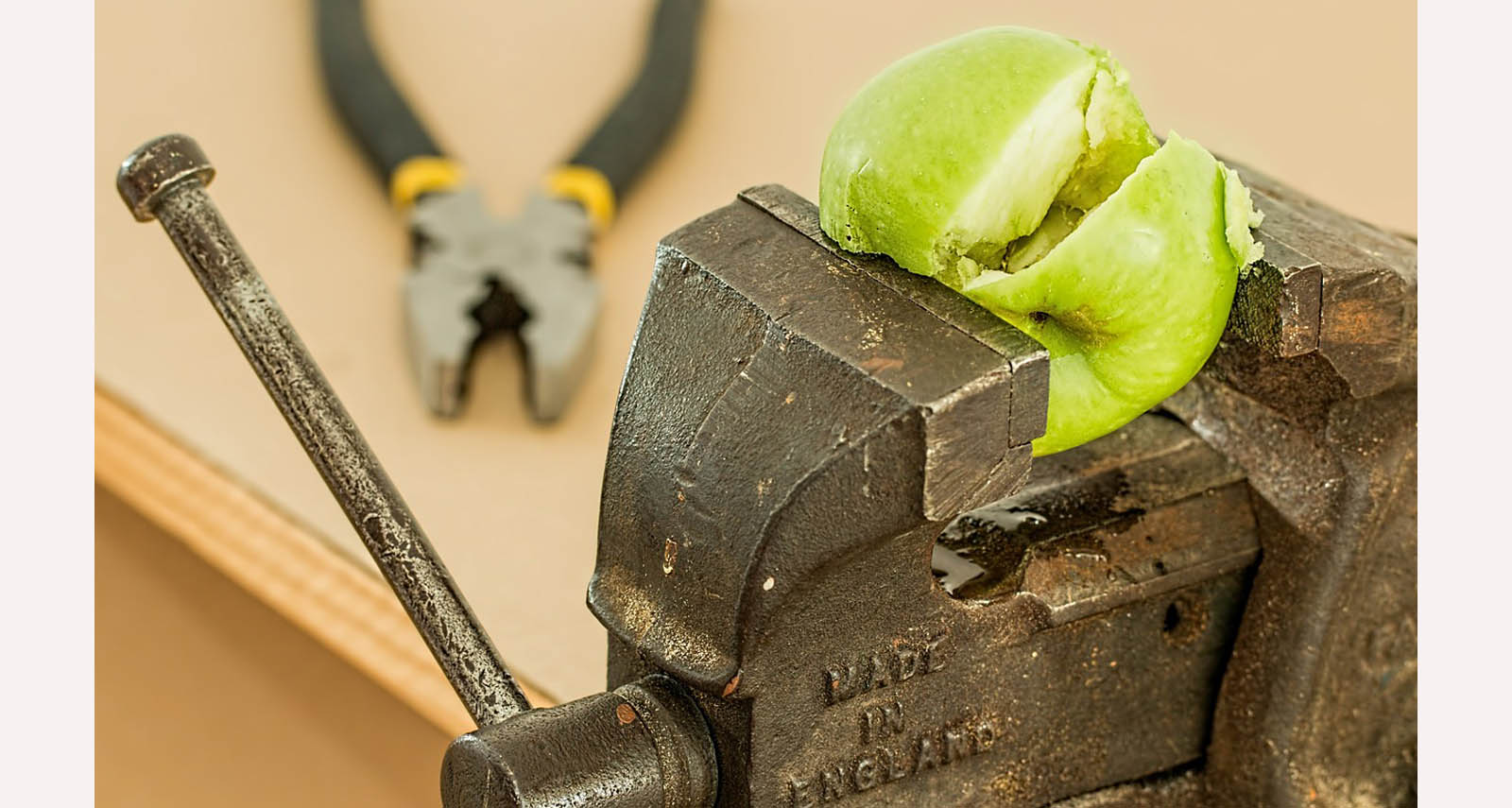 Apfel im Schraubstock