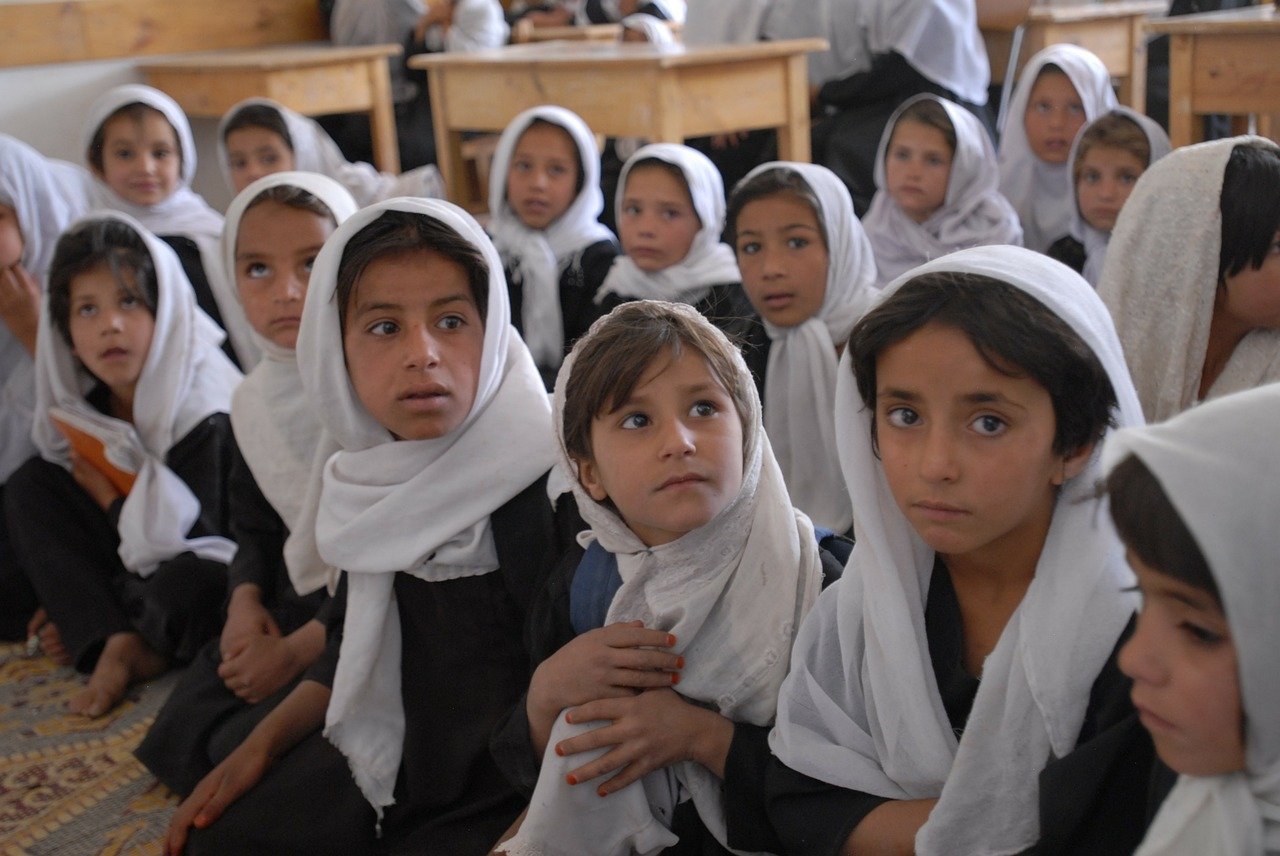 Mädchenklasse in einer Schule in Afghanistan