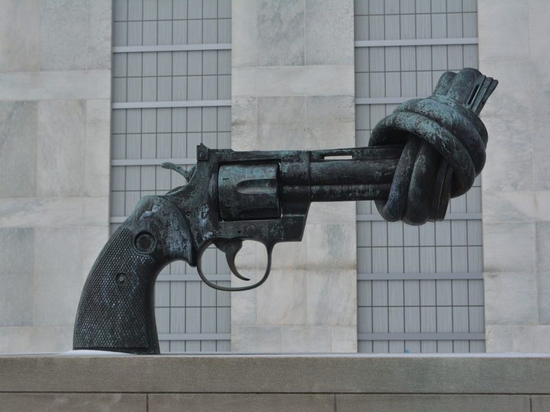 Skulptur gegen gewalt vor den Vereinten Nationen in New York