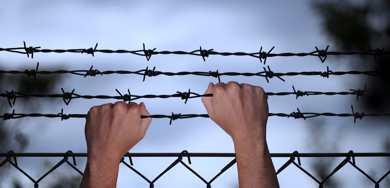 Hände und Stacheldraht