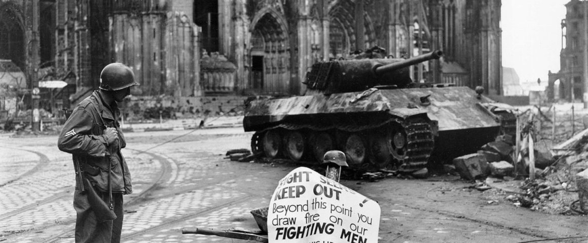 Panzer vor dem Kölner Dom 1945