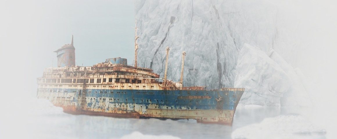 Eisberg mit Schrottdampfer