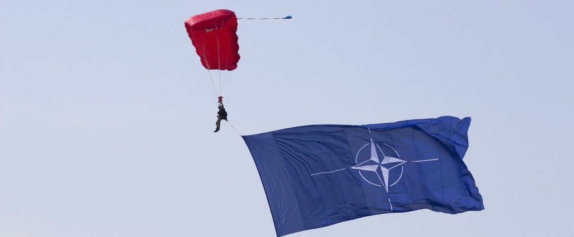 NATO-Flagge mit Fallschirmspringer
