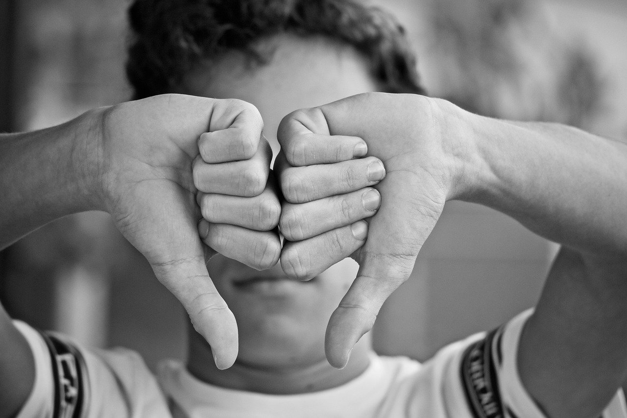 Nach unten zeigender Daumen