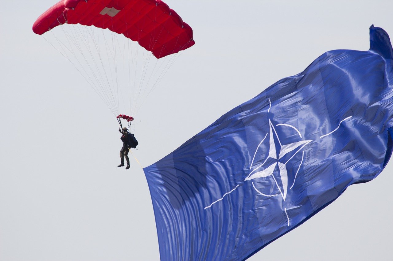 Falschirmspringer mit NATO-Flagge