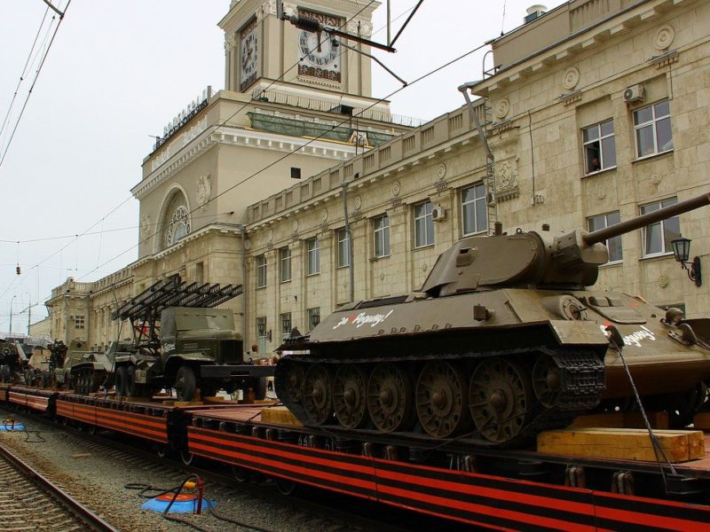 Russischer Panzer auf Zug