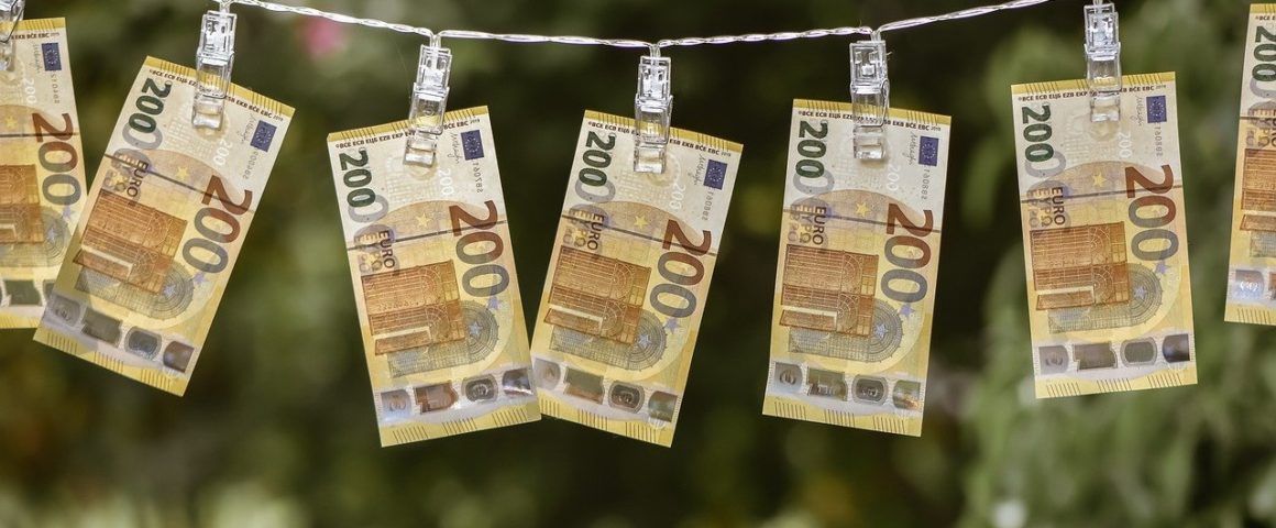 EURO-Scheine auf Wäscheleine