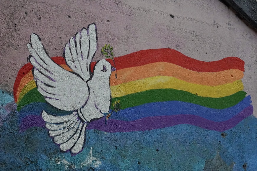 Friedenstaube und Regenbogenflagge