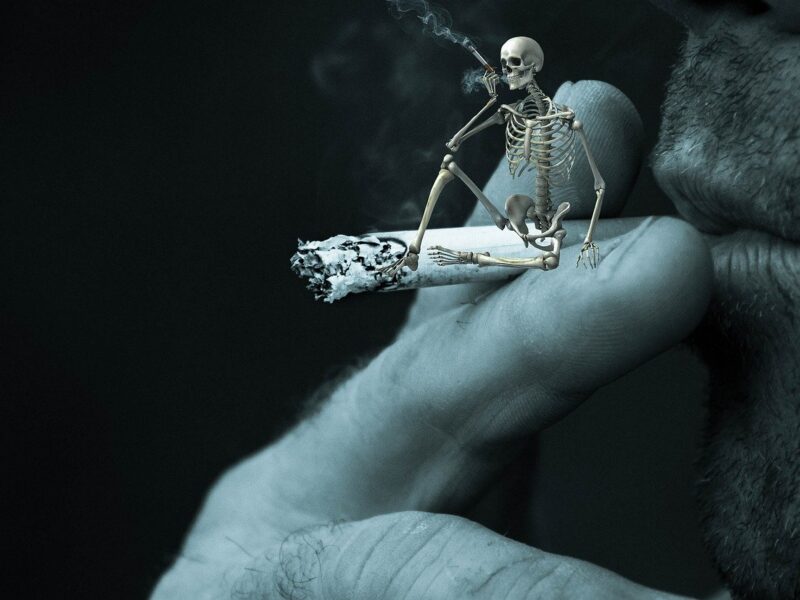 Rauchen ist tödlich - Symbolbild "Raucher mit Skelett"
