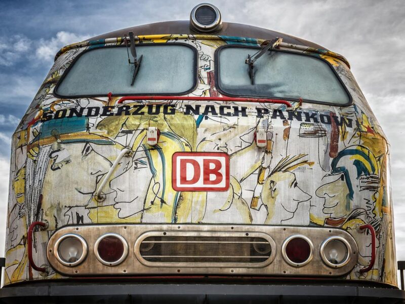 Lokomotive der DB mit Graffiti