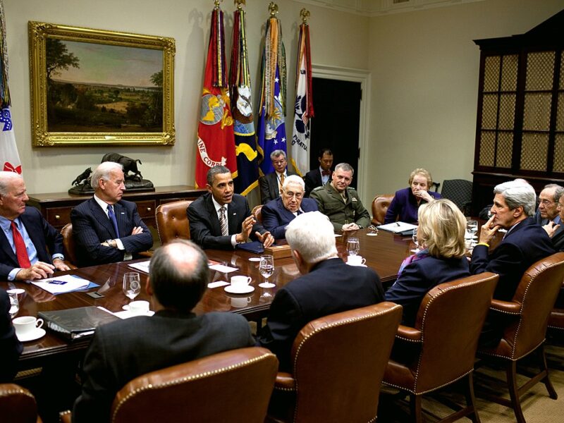 Henry Kissinger 2010 im Weißen Haus bei Präsident Obama