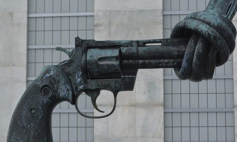 Skulptur gegen Gewalt vor den Vereinten Nationen in New York