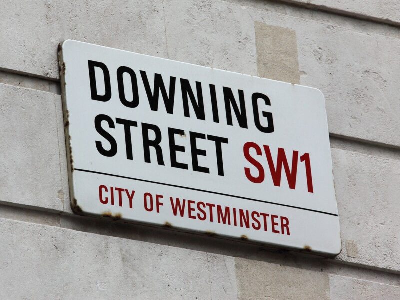 Straßenschild "Downing Street"