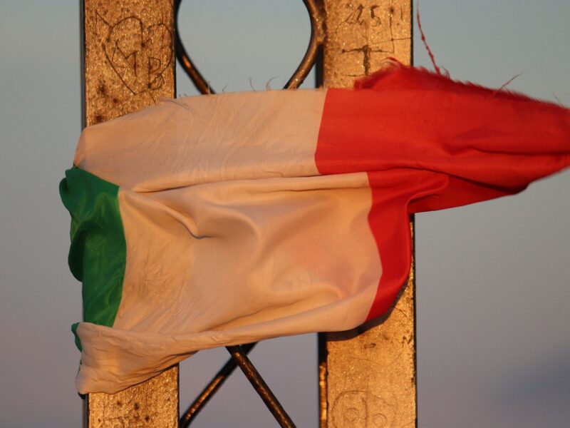 Italienische Flagge vom Wind verweht