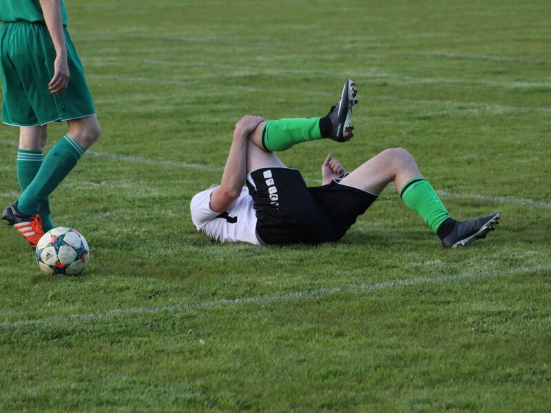 Fußballspieler auf dem Rasen nach einem Foul